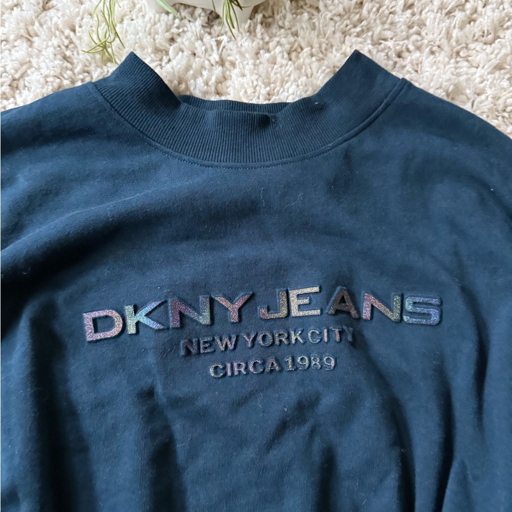 Navy DKNY sweatshirt with a relaxed fit sweater lounge lazy cute look - Picture 2 of 5
